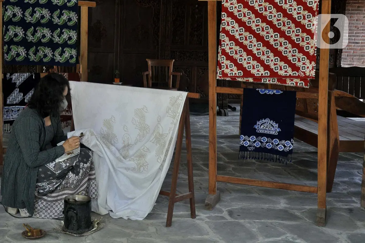 Melihat Pembuatan Batik Tulis Borobudur yang Mendunia