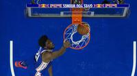 Aksi Joel Embiid saat Sixers melawan Knicks pada gim ketiga play-off NBA (AP)