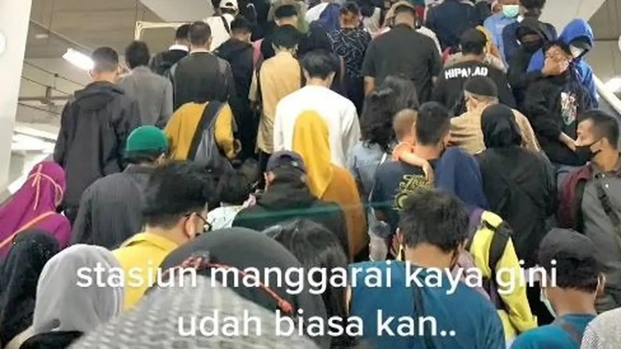 Foto viral suasana Stasiun Manggarai saat diduga ada seorang pria dibekap.