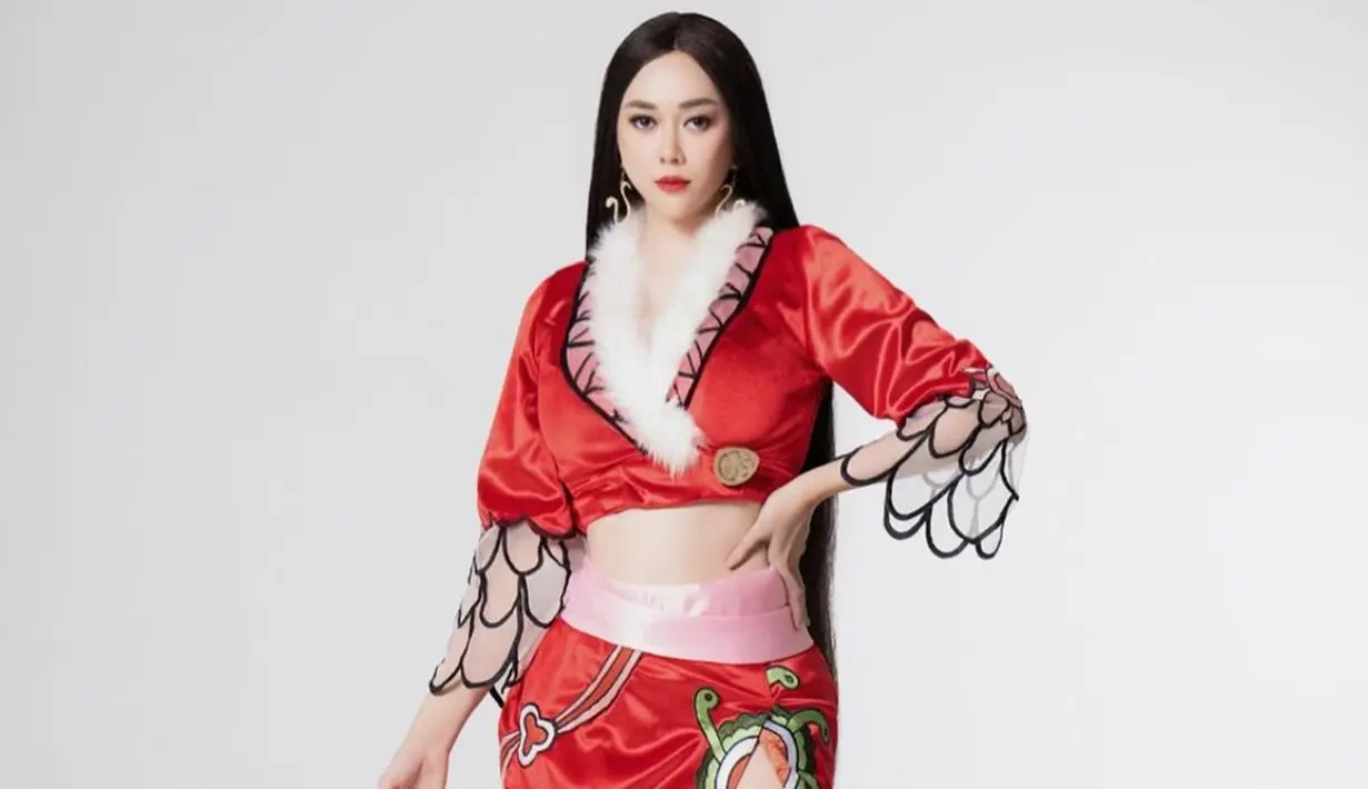 Pemotretan ini bukan yang pertama kali bagi Aura Kasih cosplay menjadi Boa Hancock. Sebelumnya, penyanyi kelahiran Bandung ini mengenakan busana ungu untuk penampilan cosplay-nya sebagai ratu bajak laut. Penampilan kali ini tidak kalah mencuri perhatian karena Aura tampil dengan belahan rok yang cukup tinggi. (Liputan6.com/IG/@aurakasih)