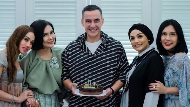 Awet Muda, Ini 6 Potret Terbaru Presenter Ferdy Hasan Bareng Sang Istri