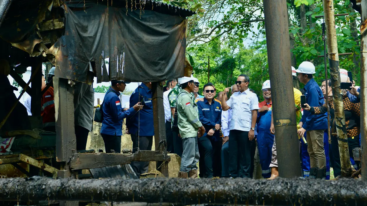 Menteri Energi dan Sumber Daya Mineral (ESDM) Bahlil Lahadalia meninjau sumur migas Ledok, salah satu lapangan migas tua di wilayah kerja (WK) Pertamina EP Cepu. (Foto: Kementerian ESDM)