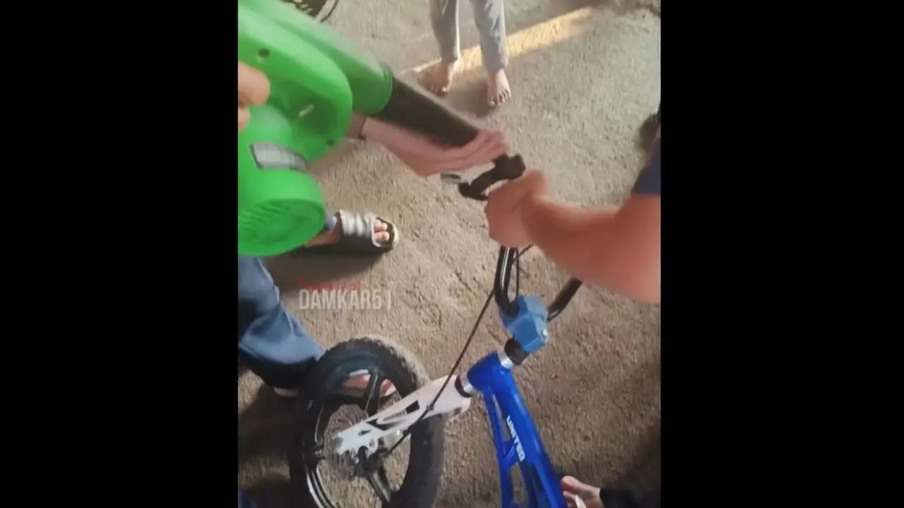 Proses Pengambilan Uang di Setang Sepeda