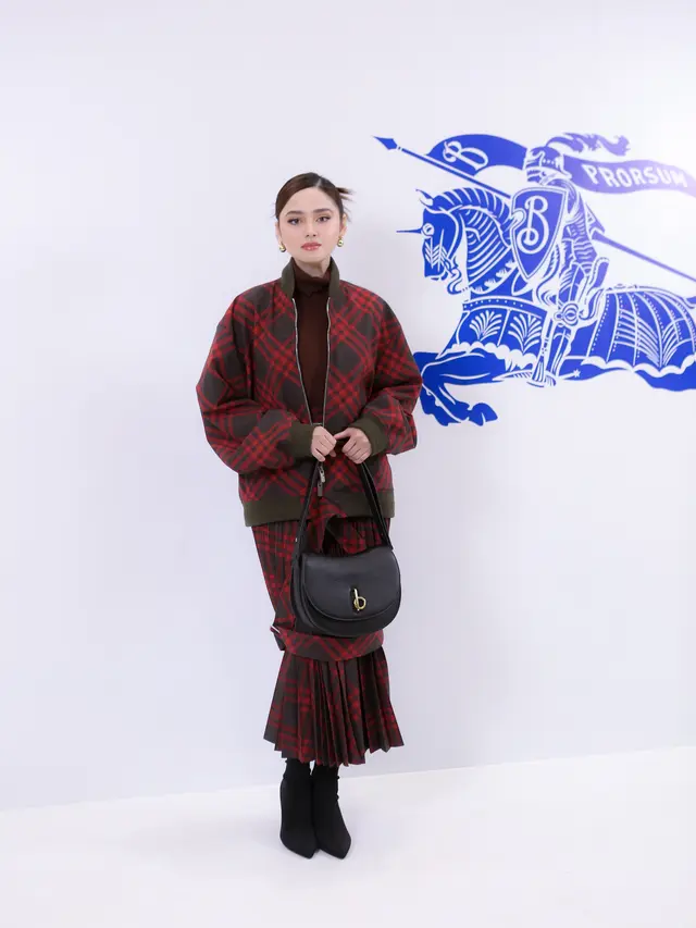 6 Gaya Couple El Rumi dan Syifa Hajdu Tampil Serasi saat Hadiri Acara Burberry Outerwear 2024 Bersama