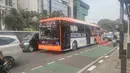 Bus listrik berjenis BYD B12 ini merupakan salah satu armada terbaru dari Transjakarta yang beroperasi sebagai bus Metro Trans. Bus ini menggunakan sasis BYD K9 yang dilengkapi dengan motor listrik berjenis AC Synchronous Motor yang mampu menghasilkan tenaga hingga 300kW (402Hp) dengan torsi mencapai 1.100 Nm.