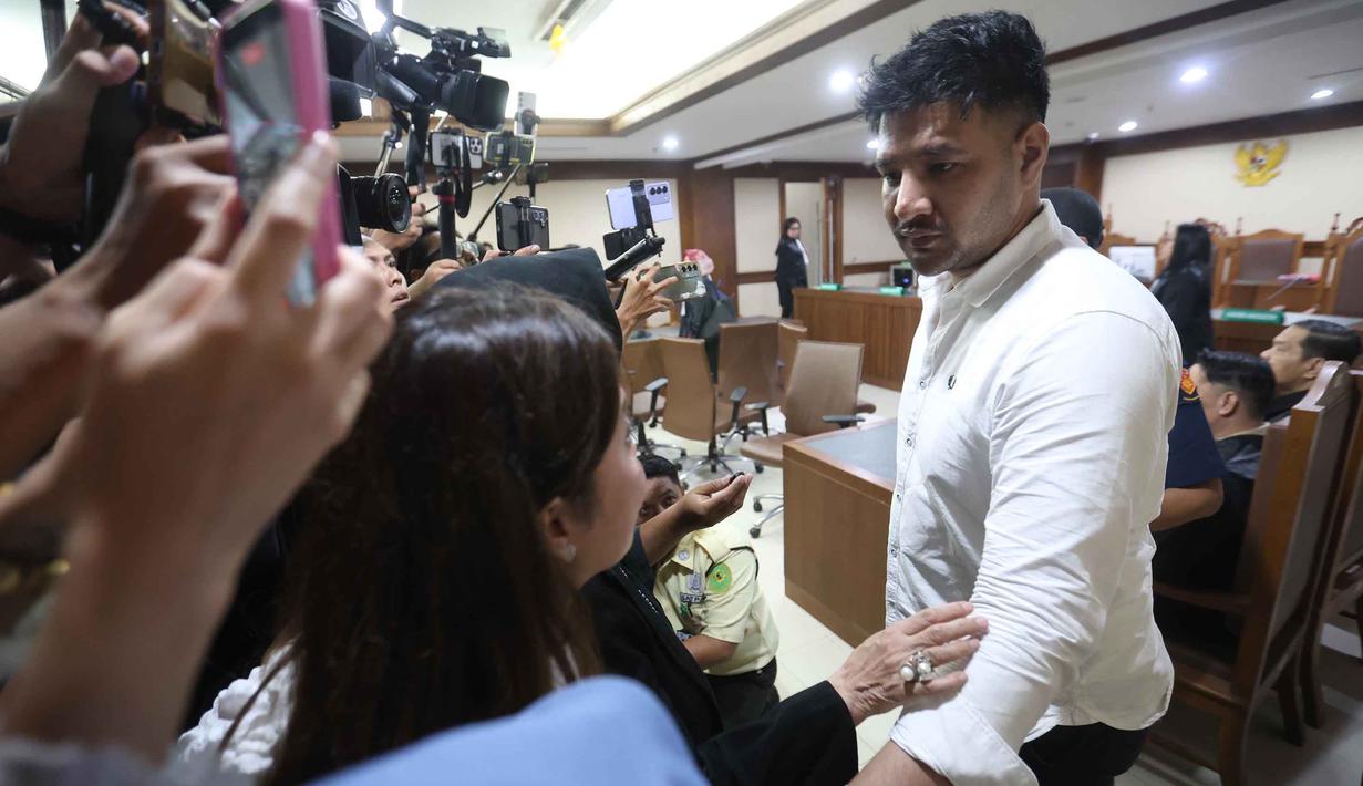 Saat mendekam di penjara, pada 2025, lagi-lagi, Ammar Zoni terjerat kasus penyalahgunaan narkotika. Kali ini, Ammar Zoni diduga terlibat dalam peredaran narkoba di Rumah Tahanan (Rutan) Salemba. Tampak dalam foto, terdakwa kasus peredaran narkotika di dalam Rumah Tahanan (Rutan) Salemba, Muhamad Ammar Akbar alias Ammar Zoni (kanan), usai mengikuti sidang pembacaan putusan di Pengadilan Negeri Jakarta Pusat, Kamis (23/4/2026). (Kapanlagi.com/Budy Santoso)