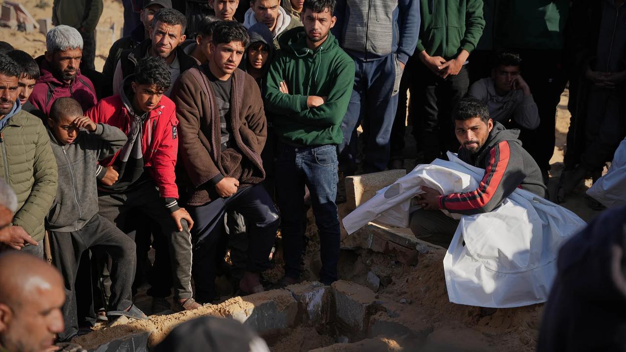 FOTO: Tangis Keluarga Iringi 25 Warga Sipil Tewas di Jalur Gaza