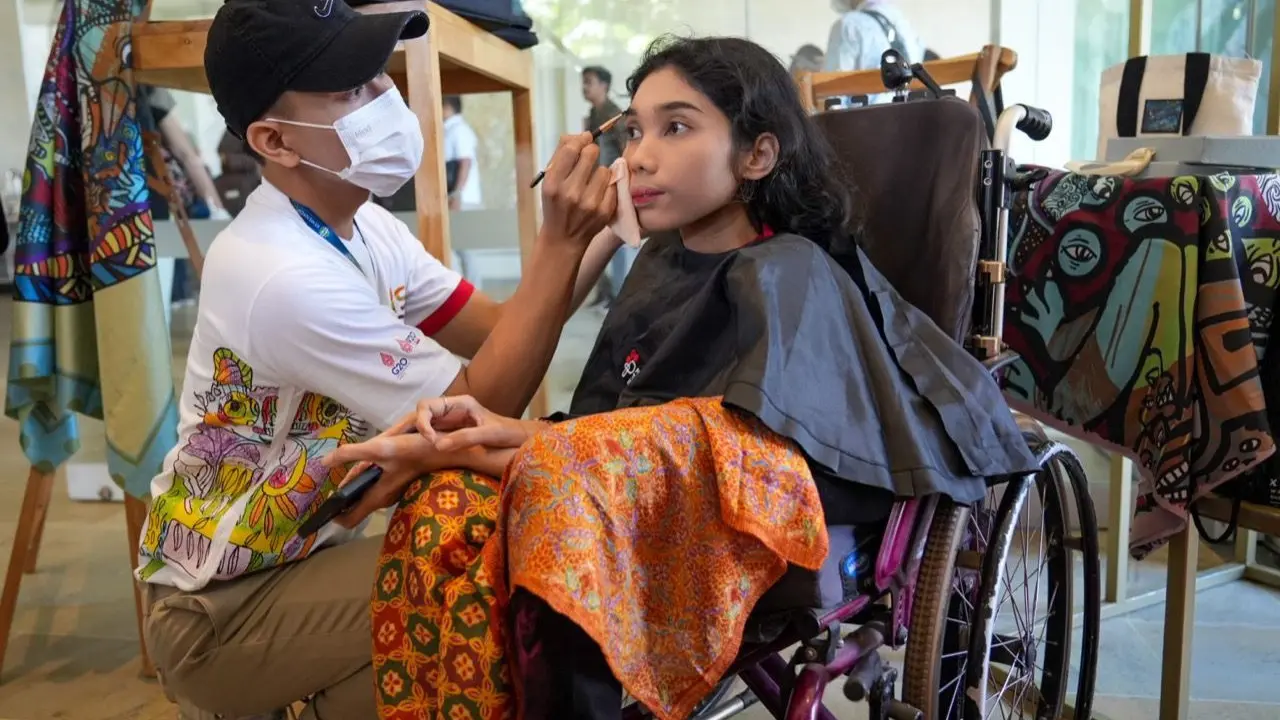 Yayasan Perempuan Tangguh Indonesia (PTI) melakukan pelatihan agar para penyandang disabilitas dapat menjadi pengusaha, atau dapat diterima di beragam industri kreatif di Indonesia.