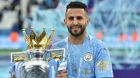 Riyad Mahrez. Pemain sayap Aljazair berusia 31 tahun yang kini menjalani musim keempat bersama Manchester City sejak 2018/2019 ini pernah dua kali menjadi juara Liga Inggris bersama The Citizens. Keduanya adalah musim 2018/2019 dan musim 2020/2021. (AFP/Pool/Peter Powell)