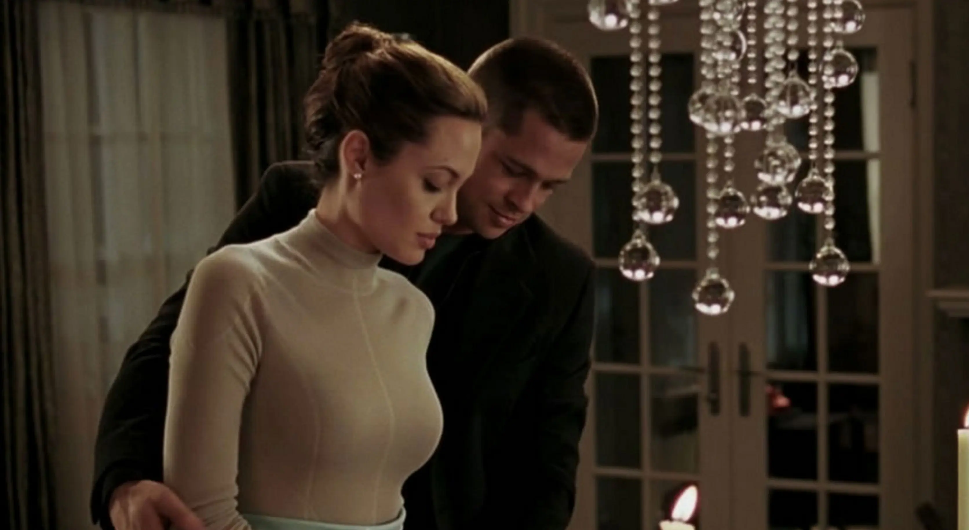 Angelina Jolie dan Brad Pitt dalam film Mr & Mrs Smith