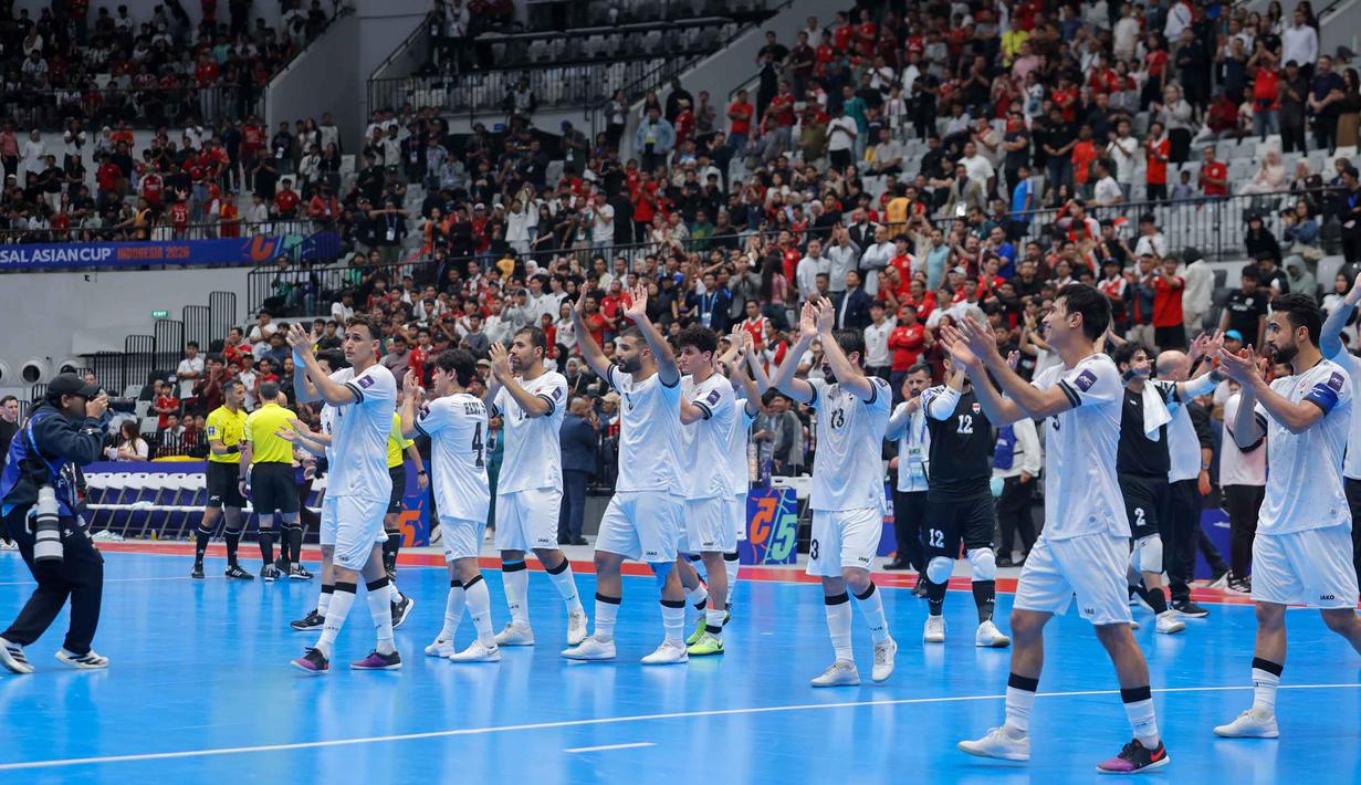 Sebagai informasi, Indonesia dan Irak sejatinya sudah sama-sama sudah memastikan lolos ke babak perempat final sebelum melakoni laga ketiga karena setelah kompak meraup dua kemenangan. Tampak dalam foto, pemain Timnas Futsal Irak berkumpul untuk memberikan penghormatan kepada para suporter usai melakoni laga terakhir Grup A Piala Asia Futsal 2026 melawan Indonesia di Indonesia Arena, Kompleks Gelora Bung Karno, Senayan, Jakarta, Sabtu (31/1/2026). (Bola.com/Bagaskara Lazuardi)