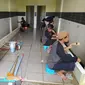 Sesuai dengan tugasnya, beberapa anggota komunitas nampak tengah membersihkan tempat wudlu dan kamar mandi masjid Agung Sirotul Jannah, Cikelet, Garut  (Liputan6.com/Jayadi Supriadin)