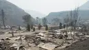 Suasana jalanan kota yang hangus akibat kebakaran hutan di Boston Flats, British Columbia, Kanada, (9/7). Musibah ini juga merusak peralatan listrik regional. Darryl Dyck/The Canadian Press via AP)