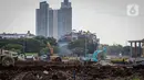 Pekerja menyelesaikan pembangunan Jakarta International E-Prix Circuit (JIEC) di kawasan Taman Impian Jaya Ancol, Jakarta, Kamis (24/2/2022). Menurut PT Jakarta Propertindo, pembangunan JIEC yang ditargetkan selesai tiga bulan itu kini telah mencapai 28 persen. (Liputan6.com/Herman Zakharia)