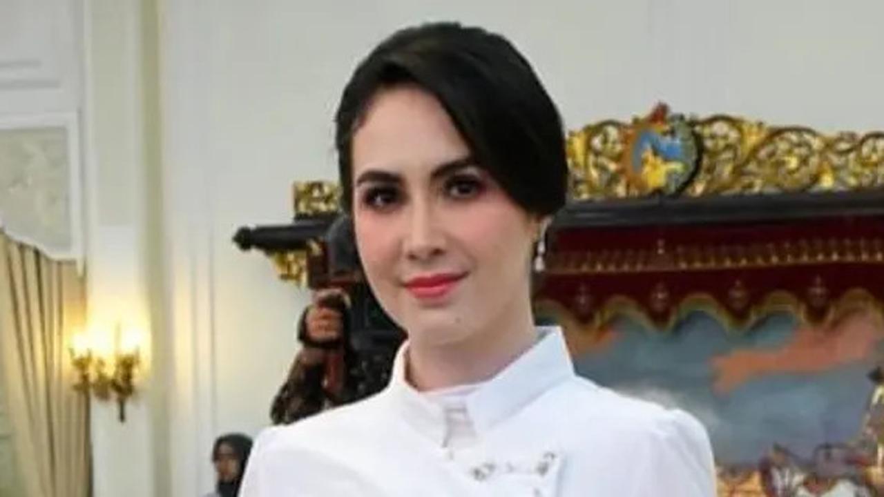 7 Outfit Ibu Pejabat ala Arumi Bachsin, Tampilan Elegan dan Penuh Wibawa
