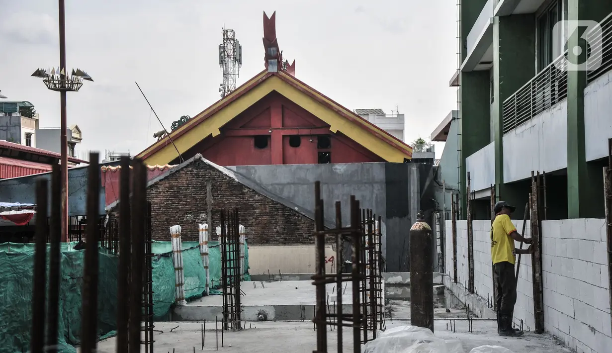 Aktivitas pekerja saat proyek revitalisasi Vihara Dharma Bhakti, Glodok, Taman Sari, Jakarta Barat, Kamis (27/1/2022). Proyek revitalisasi Vihara Dharma Bhakti atau Klenteng Kim Tek Le ditargetkan rampung pada 2023. (merdeka.com/Iqbal S. Nugroho)