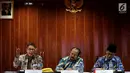 Menteri Agama (Menag) Lukman Hakim Saifuddin (kiri) didampingi Ketua Ombudsman Amzulian Rifal (tengah) dan Anggota Ombudsman Ahmad Su'adi memberi keterangan di Kantor Ombudsman Jakarta, Rabu (4/10). (Liputan6.com/JohanTallo)
