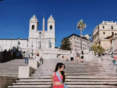 Jalan-jalan keliling Roma, Beby Tsabina aktris yang populer berkat sinetron Anak Jalanan ini tak lupa foto di Spanish Steps. Ia membagikan foto-foto dirinya di akun Instagramnya. (Instagram/bebytsabin)