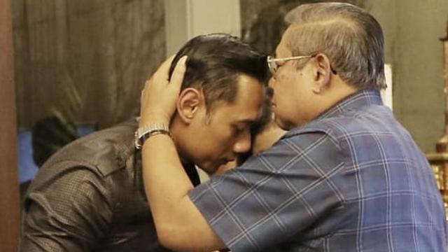 Bintangbola - Manisnya Potret SBY Kecup Kening AHY di Hari Ayah Nasional