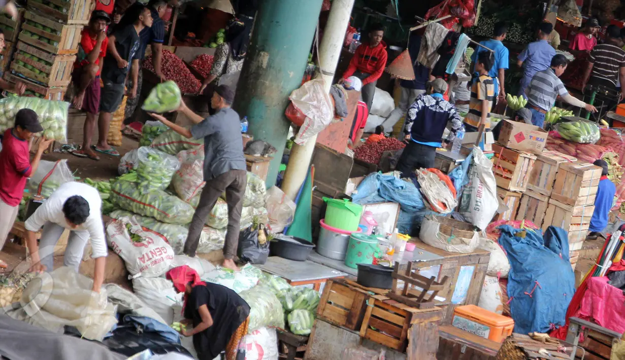 Aktivitas perdagangan di Pasar Induk Kramat Jati, Jakarta, Selasa, (9/6/2015). Mentan Andi Amran Sulaiman bekerjasama dengan Kemendag dan Bulog untuk menggelar pasar murah sebagai upaya antisipasi kenaikan harga jelang Ramadan. (Liputan6.com/Helmi Afandi)