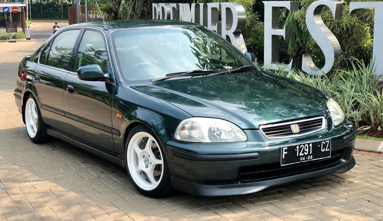 Honda Civic Ferio: Civic generasi keenam ini memiliki varian bertransmisi matic di pasar Indonesia. Tampilan ala sedan 90s dengan kenyamanan dan pengendalian kala berkendara menjadi nilai plus dari mobil ini. Gaya modifikasi untuk Civic Ferio pun terbilang memiliki aliran yang bervariasi. Hal yang harus diperhatikan dalam mencari mobil ini adalah sistem pendinginan mesin. (Source: Facebook/Crazy Cheap Cars)