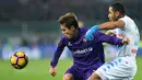 Pemain Fiorentina, Federico Chiesa (kiri) berebut bola dengan pemain SSC Napoli, Faouzi Ghoulam pada laga Serie A Italia di Artemio Franchi stadium, Florence, Italia, (22/12/2016).  (AFP/Alberto Pizzoli)