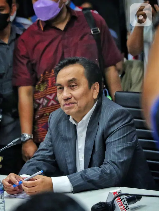 Anggota Komisi I Effendi Simbolon memberikan keterangan usai menjalani sidang putusan dugaan pelanggaran etik terkait ucapannya "TNI seperti gerombolan" di Kompleks Parlemen, Senayan, Jakarta, Kamis (15/9/2022). Dalam sidang tersebut, MKD DPR memutuskan untuk menghentikan kasus aduan terkait ucapan dari Effendi Simbolon. (Liputan6.com/Angga Yuniar)