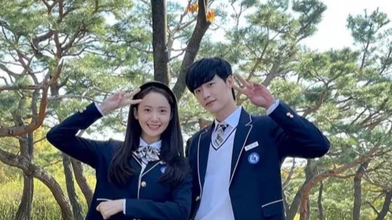 2. Lee Jong Suk: Kembali ke Masa Lalu di "Big Mouth"