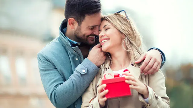 Menyiapkan Cincin Tunangan Hingga Cincin Lamaran