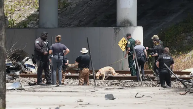 Petugas tanggap darurat menanggapi kecelakaan pesawat kecil di dekat Interstate 95 di Boca Raton, Florida pada hari Jumat (11/4/2025). (Marta Lavandier/AP)