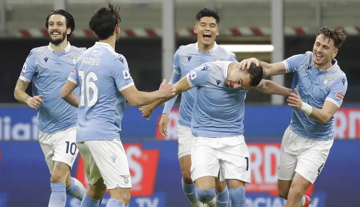 Para pemain Lazio merayakan gol yang dicetak oleh Gonzalo Escalante pada laga Liga Italia di Stadion Giuseppe Meazza, Senin (15/2/2021). Inter Milan menang dengan skor 3-1. (AP/Luca Bruno)