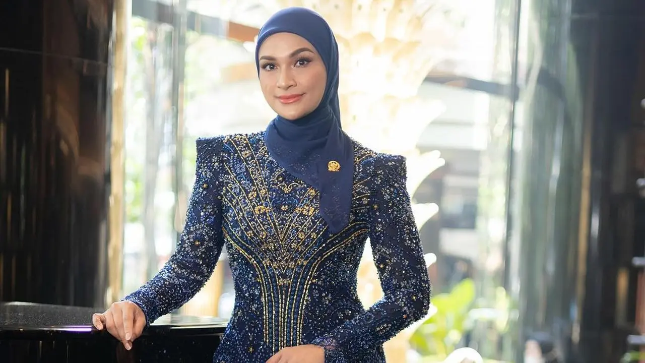 6 Inspirasi Kebaya Biru Navy Mewah dari Ashanty hingga Putri Zulkifli Hasan