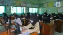 Sejumlah siswa-siswi SMK PB Soedirman jurusan akuntansi melakukan persiapan Uji Sertifikasi Kompetensi (USK) bagi para siswa kelas XII di SMK PB Soedirman, Jakarta, Selasa (6/4/2021). USK dilakukan di tengah pandemi COVID-19. (Liputan6.com/Herman Zakharia)