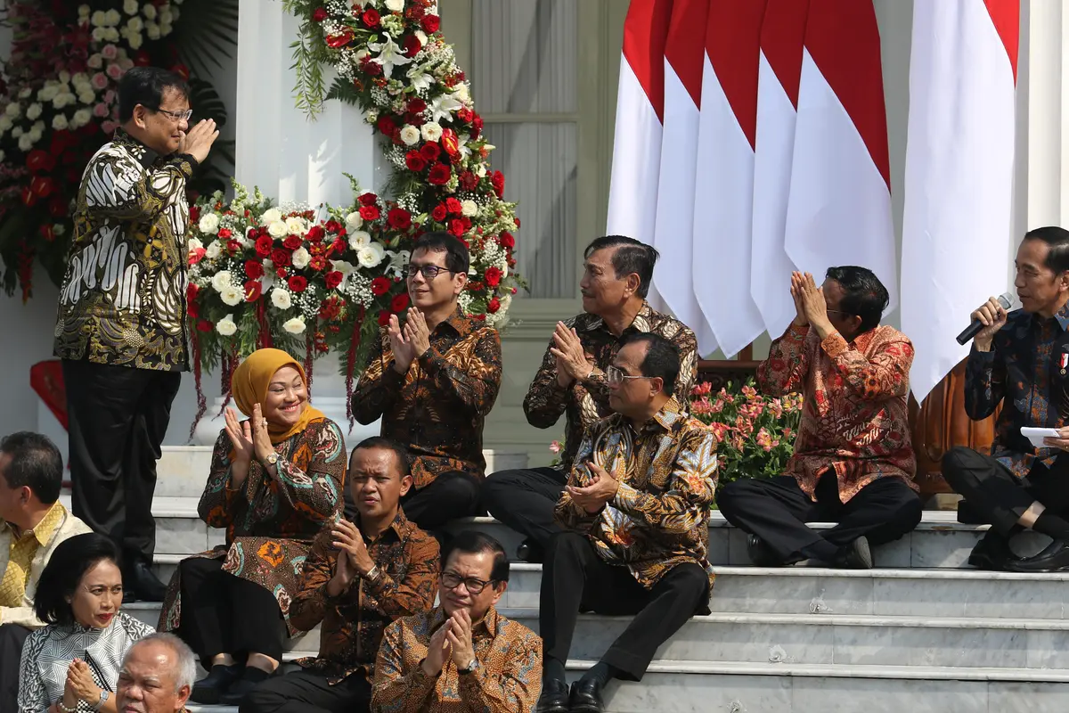 Sambil Lesehan, Jokowi Kenalkan Menteri Kabinet Indonesia Maju