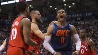 Reaksi bintang Oklahoma City Thunder Russell Westbrook usai memasukkan bola pada laga NBA melawan Toronto Raptors di Air Canada Center, Minggu (18/3/2018) atau Senin (19/3/2018) WIB. (Chris Young/The Canadian Press via AP)