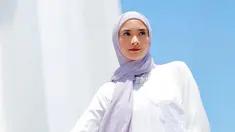 Jauh sebelum jalani umrah, Nadya Arina memang pernah tampil berhijab saat jalani aktivitasnya menjadi model. Beberapa kali ia pun bermain sinetron maupun film dengan mengenakan hijab. Sosoknya pun memang langsung memiliki banyak perbedaan dengan penampilan yang biasanya. (Liputan6.com/IG/@nadyaarina)