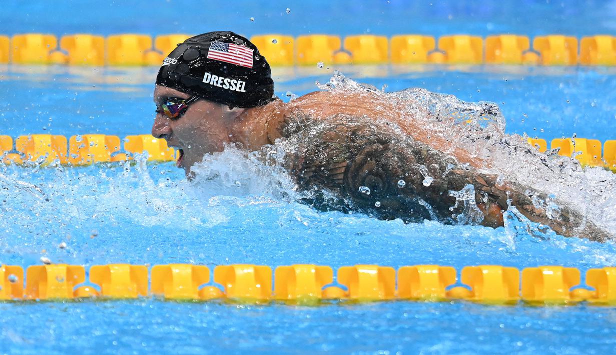 Caeleb Dressel berhasil menyabet medali emas sekaligus mencatatkan rekor baru di nomor 100 meter renang gaya kupu-kupu putra. Perenang Amerika Serikat tersebut berhasil mencatat waktu 47,02 detik pada Kamis (29/07/2021) lalu yang berlangsung di Tokyo Aquatics Centre. (Foto: AFP/Jonathan Nackstrand)