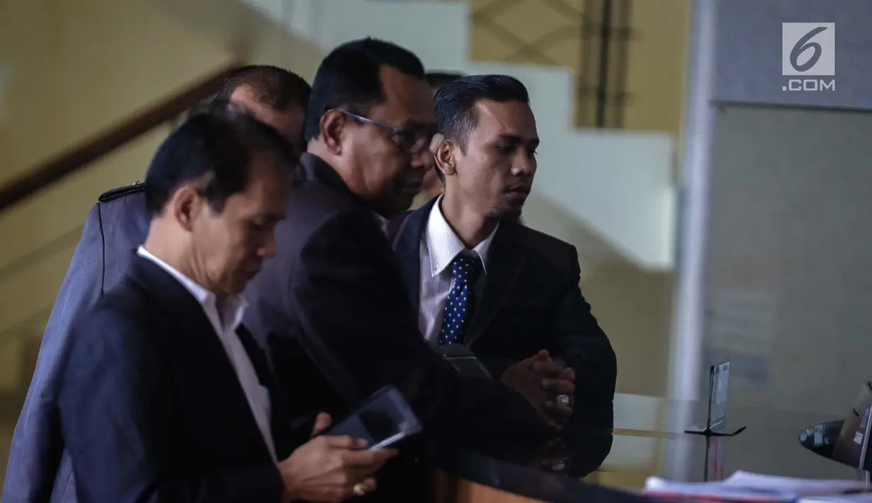 Kuasa hukum Fredrich Yunadi, Sapriyanto Refa bersama beberapa rekannya berada di dalam gedung KPK, Jakarta, Jumat (12/1). Sapriyanto Refa membantah kliennya menghindari panggilan KPK. (Liputan6.com/Faizal Fanani)