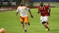 Emmanuel Kenmogne (kanan), mencetak satu gol bagi kemenangan Persija Jakarta saat melawan Perseru Serui di Stadion Manahan, Solo, Minggu (2/10/2016). (Bola.com/Romi Syahputra)
