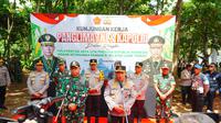 Kapolri Jenderal Listyo Sigit Prabowo dan Panglima TNI Jenderal Agus Subiyanto meninjau program ketahanan pangan di Bulusan, Tembalang, Kabupaten Semarang, Jawa Tengah (Jateng). (Dok. Istimewa)