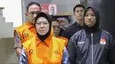 Bupati Sukoharjo Etik Suryani mengenakan rompi tahanan  dibawa menuju mobil tahanan usai menjalani pemeriksaan di Gedung Merah Putih KPK, Jakarta, Sabtu (11/7/2026). (KLY/Arie Basuki)