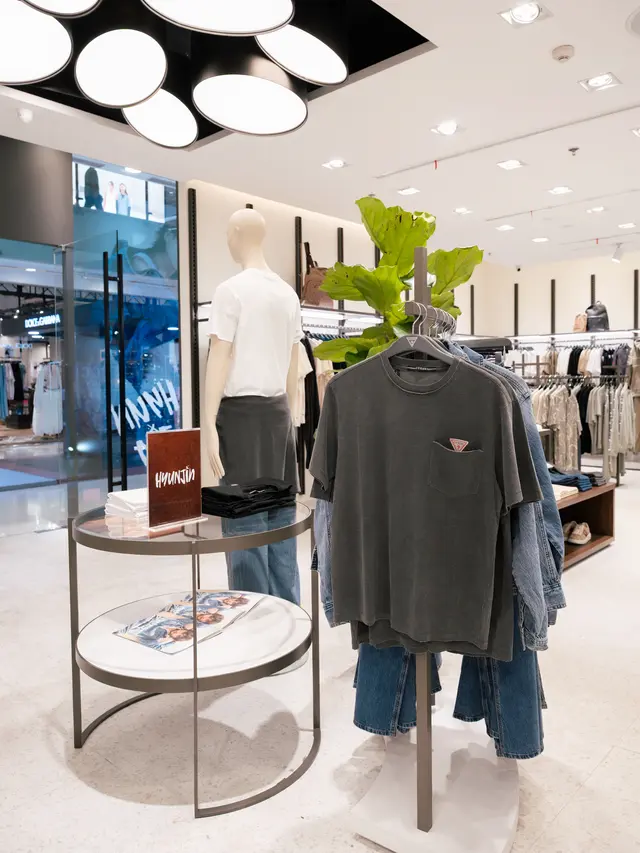 Tampil Ekspresif ala Hyunjin Stray Kids dengan Koleksi Jeans Terbaru dari Guess
