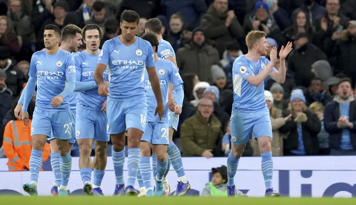 Skor 2-0 bertahan hingga laga usai. Kemenangan Manchester City tersebut semakin mengokohkan posisi mereka sebagai pemuncak klasemen Liga Inggris 2021/2022 dengan koleksi 60 poin dari 24 pertandingan. (AP/Jon Super)