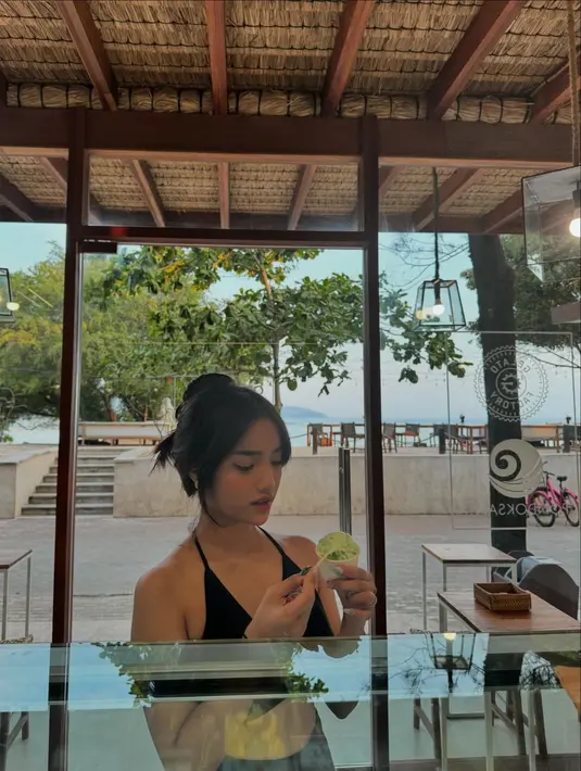 Penampilan manis Fuji dengan rambut yang diikat ke atas dengan poni belah tengah yang membingkai wajahnya dengan apik. [Foto: Instagram/fuji_an]