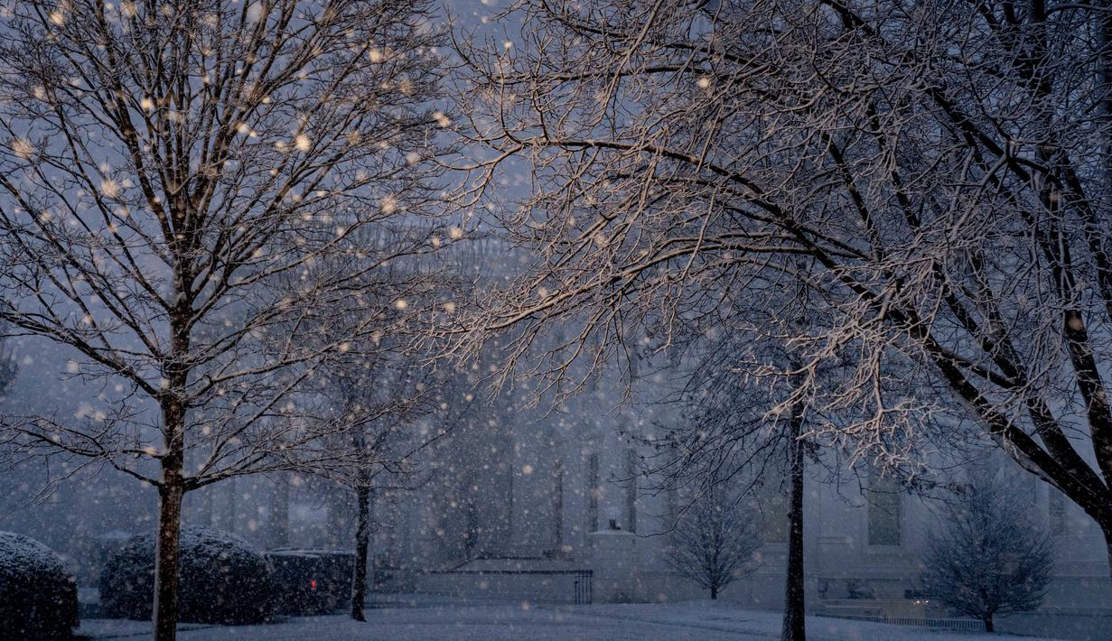 Salju turun di Gedung Putih, Washington, saat badai musim dingin bertiup ke wilayah Atlantik Tengah pada Senin (3/1/2022) dini hari. Hujan salju lebat disertai angin kencang mengguyur wilayah tenggara dan tengah Amerika Serikat. (AP Photo/Andrew Harnik)