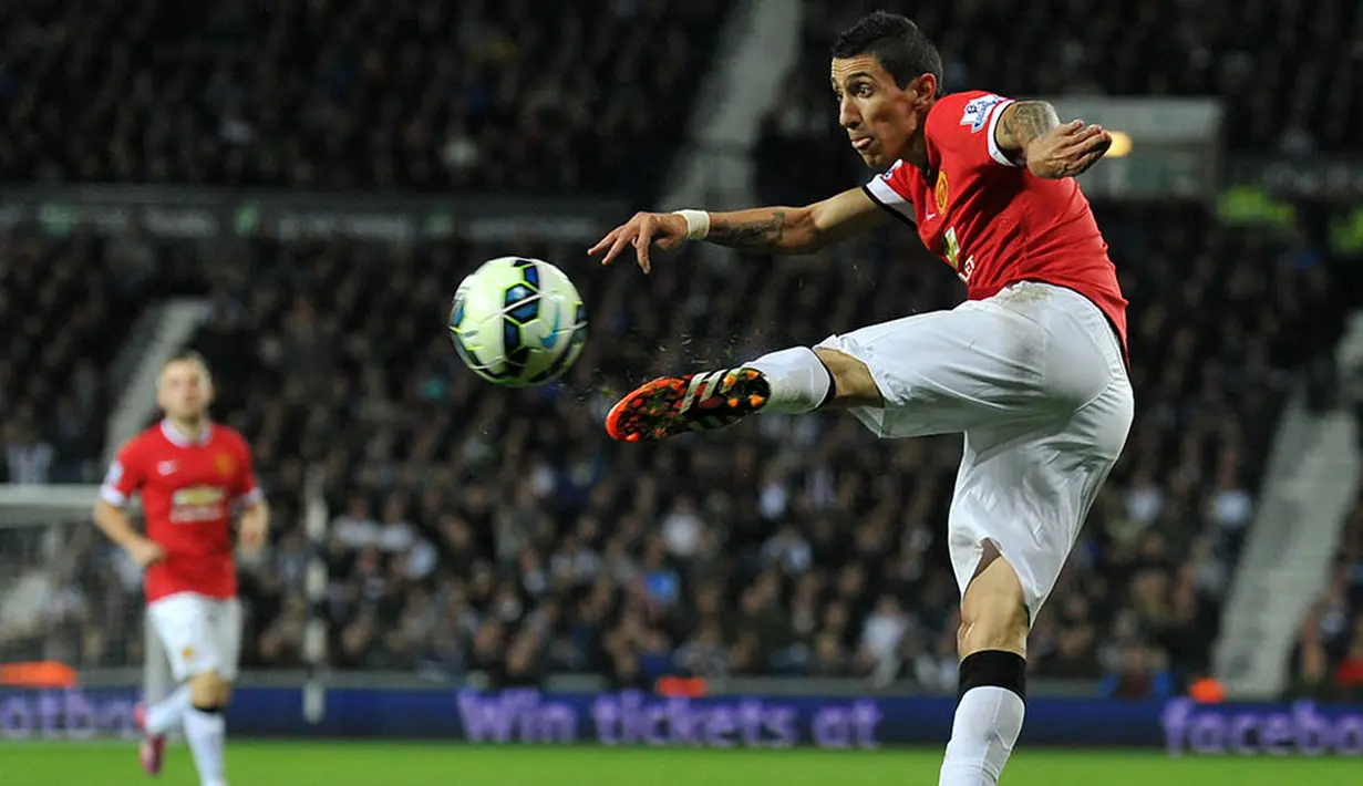 4. Angel Di Maria, gelandang sayap asal Argentina ini diboyong dengan harga selangit dari Real Madrid. Gagal adaptasi membuatnya hanya bertahan satu musim di Old Trafford. (AFP/Paul ellis)