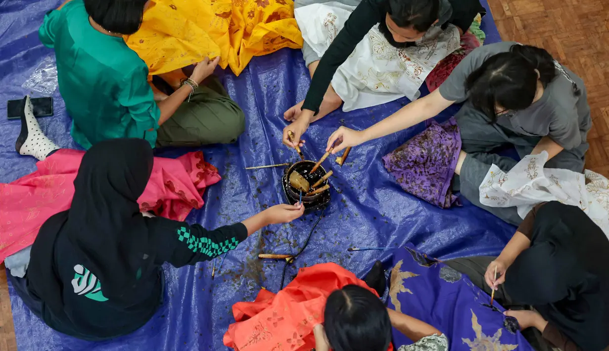 Peserta mengikuti pelatihan seni membatik di Gedung Pusat Pelatihan Seni Budaya (PPSB) Muhammad Mashabi di Jalan KH Mas Mansyur, Kebon Melati, Tanah Abang, Jakarta Pusat, Rabu (01/07/2026). (Kapanlagi.com/ Budy Santoso)
