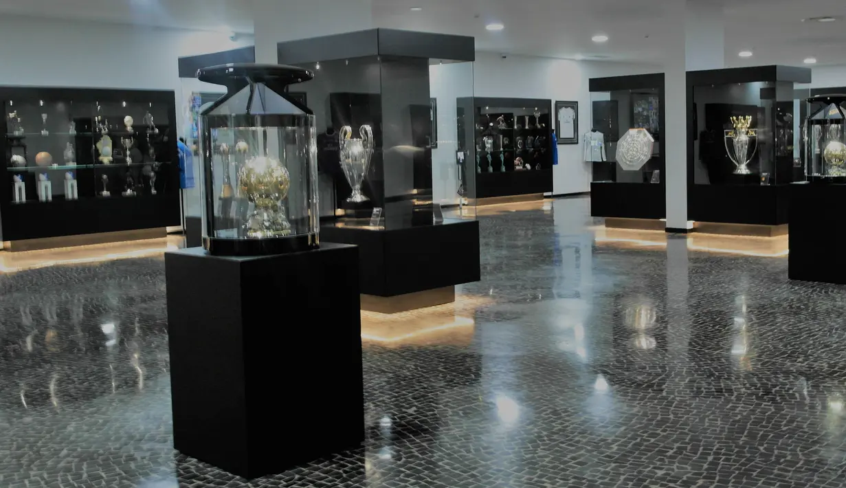 Deratan trofi dan penghargaan dari Cristiano Ronaldo yang tersimpan di Museum CR 7. Museum ini terdapat di Kota Funchal, tempat Ronaldo lahir dan tunbuh besar. (Bola.com/Reza Khomaini)