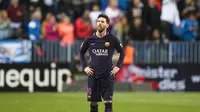 Lionel Messi terlihat lesu setelah Barcelona kalah 0-2 dari Malaga dalam lanjutan Liga Spanyol di Estadio La Rosaleda, Minggu (9/4/2017) dinihari WIB. (AP Photo/Daniel Tejedor)