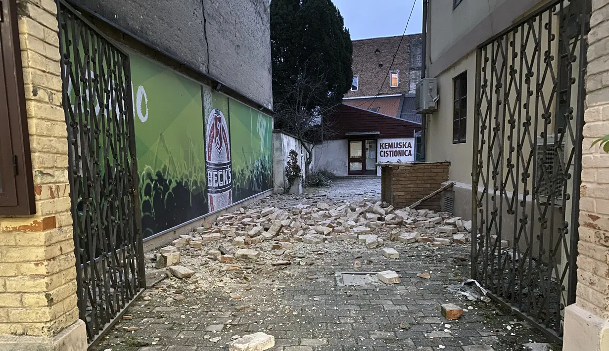 Pemandangan puing-puing di jalan setapak yang disebabkan oleh gempa bumi di Sisak, Kroasia, Senin (28/12/2020). Gempa yang terjadi pukul 0528 GMT itu juga terasa di ibu kota. (AP Photo/Goran Juric)